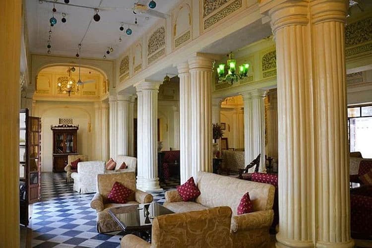 Shared double or twin room (2 people) 