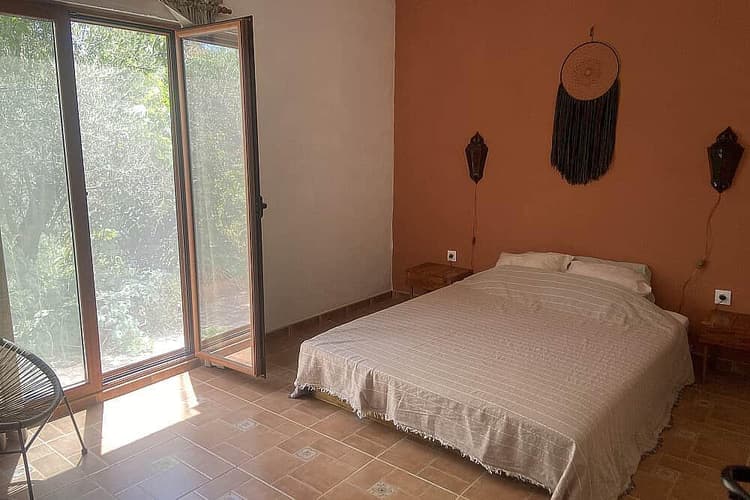 Chambre spacieuse avec salle de bain privée