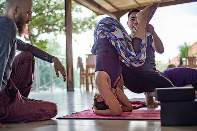 25 Hari 200 Jam Hatha Vinyasa Yoga Guru Latihan di Bali