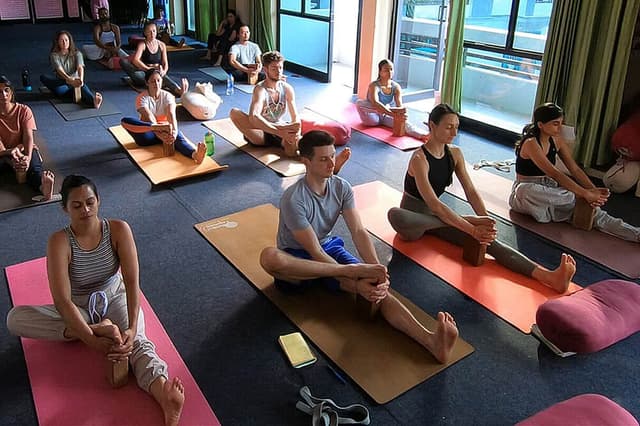 29 Latihan Guru Yoga Hari 300 Jam di Kerala, Varkala, India