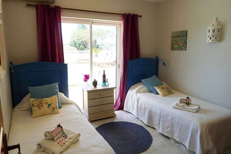 Shared Twin Bed Suite (Shared Bathroom)