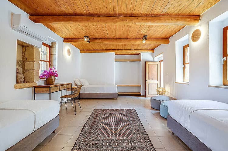 Lit Simple dans un Dortoir